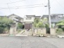 穏やかな住宅街に溶け込み、日々の暮らしに安らぎを感じさせる落ち着いた佇まいの住まいです。