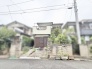街並みに溶け込む落ち着いた佇まいで、穏やかな日常の始まりを感じさせる戸建ての風景です。