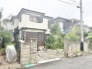 周囲の街並みと穏やかに調和し、日々の暮らしに静かな安らぎをもたらす落ち着きのある住まいです。