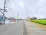 空が広く感じられる開放的な立地で、静かに流れる穏やかな日常を予感させる景観が広がっています。