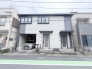 洗練されたツートーンの外観が街並みに馴染み、落ち着きのある佇まいが日々の暮らしに安らぎを添えてくれます。