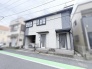 街並みに静かに溶け込む、モノトーンの配色が洗練された印象を与える佇まいです。
