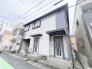落ち着いた色合いのコントラストが洗練された印象を与える、モダンな佇まいの建物外観です。