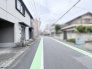 穏やかな空気が流れる住宅街に佇み、日々の暮らしに寄り添う落ち着いた環境が整っています。