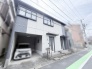 洗練されたツートーンの外観が、街並みに落ち着きと調和をもたらす住まい。