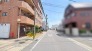 落ち着いた街並みに馴染むレンガ調の外観が、日々の暮らしに安らぎと安心感をもたらしてくれます。