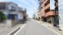 日常の風景が穏やかに広がる、落ち着いた雰囲気の街並みが日々の暮らしを包み込みます。