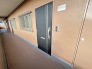 落ち着いた色合いで統一された共用廊下は日々の暮らしに安心感をもたらします