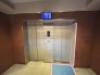 深みのあるレンガ調の壁面が落ち着いた風格をただよわせる共用スペース
