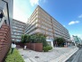 街並みに調和する堂々とした佇まいが暮らしの安心感を高める外観です
