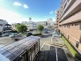 開放感のある空が広がり穏やかな時間が流れる整えられた敷地内景色
