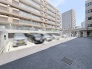 日々の暮らしを支える、整えられたゆとりある敷地内スペースが安心感を添えてくれます。