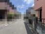 日々の暮らしを穏やかに包み込む、落ち着いた住宅街の静かな風景が広がっています。