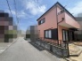 穏やかな街並みに溶け込む、落ち着いた色合いの外観が日々の暮らしに心地よさを添えてくれます。