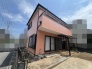 穏やかな空の下で日々の暮らしを優しく包み込む、落ち着きのある佇まいの住まいです。