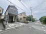 落ち着いた街並みに溶け込む、端正な佇まいが暮らしの安らぎを感じさせる住環境です。