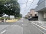 閑静な住宅街に位置し、穏やかな時間の流れを感じさせる落ち着いた住環境が整っています。
