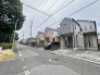 落ち着いた住宅街に馴染む、端正な佇まいが日々の暮らしを穏やかに整えてくれます。
