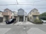 落ち着いた色合いの外壁と、すっきりとした佇まいが街並みに静かに溶け込む住まい。
