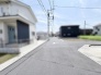 落ち着いた雰囲気の住宅街に位置し、穏やかな日常の始まりを感じさせるすっきりとした街並みです。