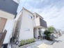 落ち着いた色合いの外壁が街並みに静かに溶け込み、日々の暮らしに安らぎをもたらす住まいです。