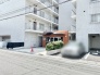 街並みに馴染む清潔感のある外観が、日々の暮らしに静かな安心感を与えてくれます。
