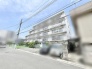 街並みに溶け込む親しみやすい佇まいで、日々の暮らしを穏やかに受け止めてくれる落ち着いた住環境です。