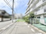 空が広く見渡せる開放的な環境で、穏やかな日常の風景が広がっています。