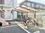 整然と区画された敷地内は、日々の暮らしに寄り添う落ち着いた住環境を整えています。