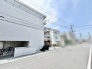 街並みに穏やかに溶け込み、日常の風景に自然と馴染む清潔感のある外観が印象的です。