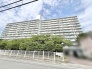 緑豊かな植栽が建物の落ち着きを際立たせ、穏やかな日常を予感させる佇まいです。