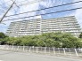 青空と豊かな緑に囲まれ、日々の暮らしに穏やかな落ち着きをもたらす佇まい。