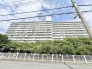 豊かな緑の潤いに抱かれ、空へと伸びやかに構える存在感のある佇まいが、日々の暮らしに穏やかな安らぎをもたらします。