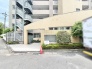 街並みに穏やかに溶け込み、日常を優しく受け止める端正な佇まいが心地よい暮らしを予感させます。