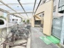 建物に馴染むすっきりとした動線が整えられ、日々の暮らしに寄り添う落ち着いた外観の共用エリアです。