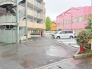 周辺の建物や街並みと調和した、落ち着きのある開放的な敷地空間が広がります。