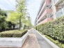 豊かな緑が日常に溶け込み、四季の移ろいを感じながら穏やかに過ごせる住環境が整っています。