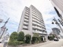洗練されたフォルムが街並みに馴染み、日常の風景に静かな調和をもたらす佇まい。