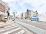 日常の利便性と穏やかな街並みが調和する、歩き慣れた道が暮らしの心地よさを高めてくれます。