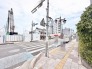 街の歴史ある風景と新しい開発が共存し、日々の生活に心地よい活気と変化を感じさせる通りです。