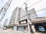 新旧の建物が調和する、落ち着いた街並みに溶け込む佇まいが印象的です。