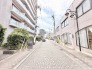 整然とした街並みが続き、日々の暮らしに穏やかな落ち着きをもたらす心地よいアプローチです。