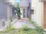 暮らしに馴染む落ち着いた佇まいが、日々の帰宅を温かく出迎えてくれる穏やかなエントランスです。