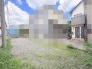 空が開けており、街並みの中に落ち着いた開放感を感じさせる佇まいです。