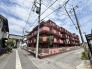 街並みに馴染む落ち着いた佇まいで、日々の暮らしを穏やかに包み込む住まいです。