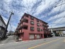 青い空に映える個性的な色合いが印象的で、街並みに確かな存在感を添える佇まいです。