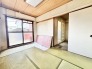 木の温もりを感じさせる天井が、心安らぐ穏やかな空間を演出しています。