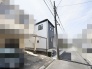 白と黒のコントラストが洗練された印象を与え、街並みに静かに溶け込む落ち着いた佇まいの外観です。