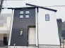コントラストの効いたモノトーンの外観が、街並みに洗練された印象をもたらすモダンな住まいです。