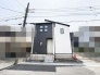 白と黒のコントラストが洗練された印象を与え、街並みに静かに溶け込むモダンな外観デザインです。